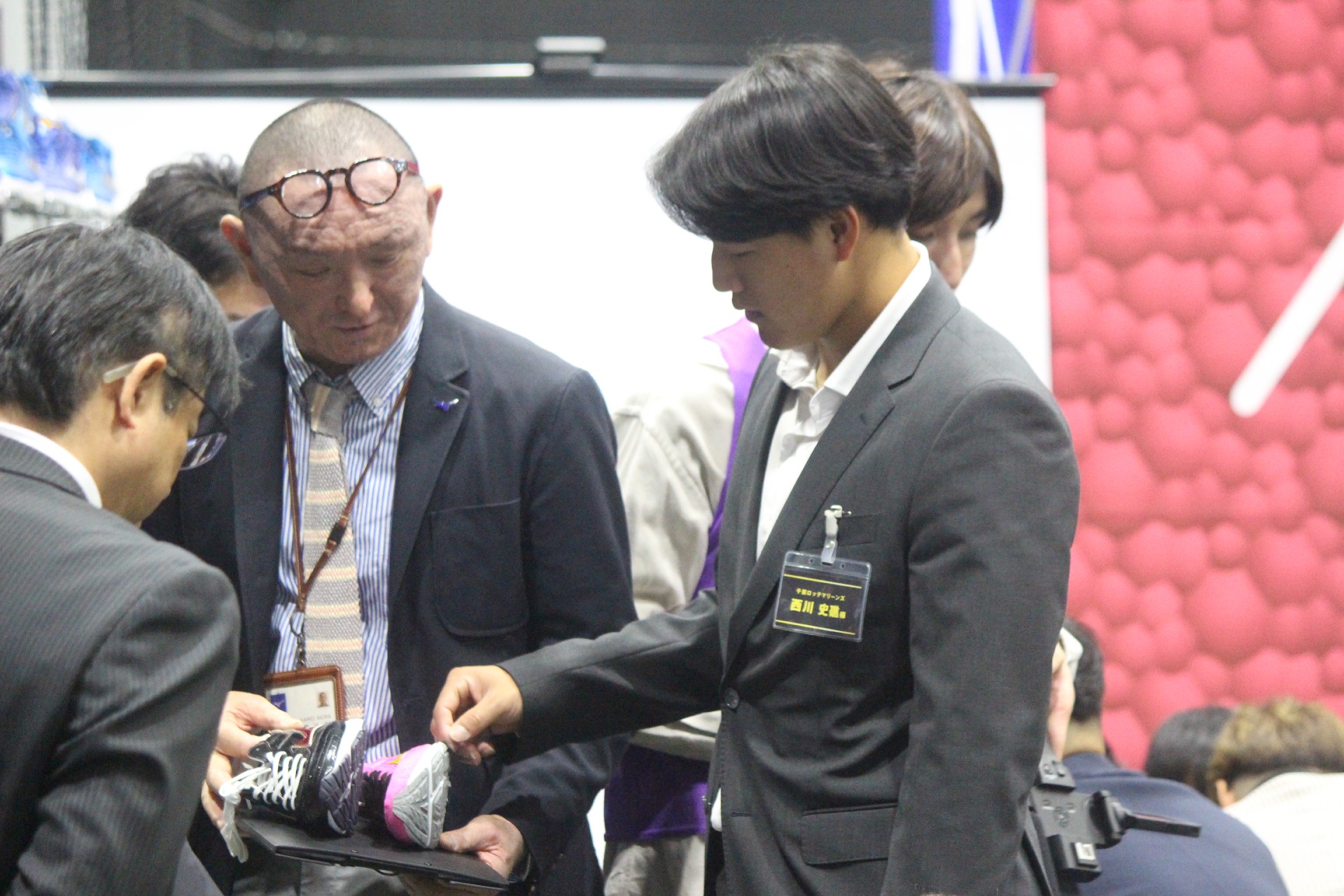 シューズに関する打ち合わせをする西川史礁