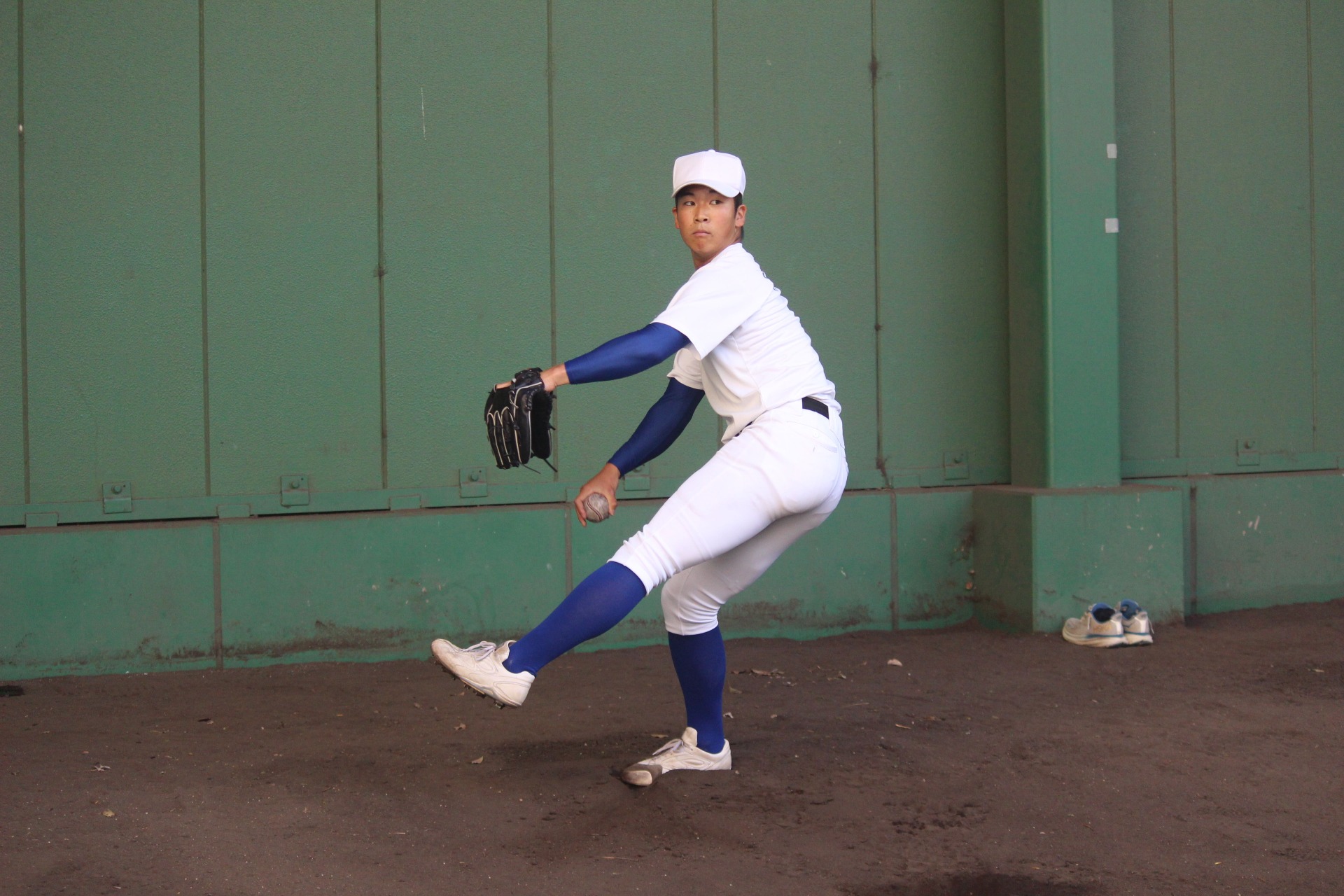 投球練習する新井