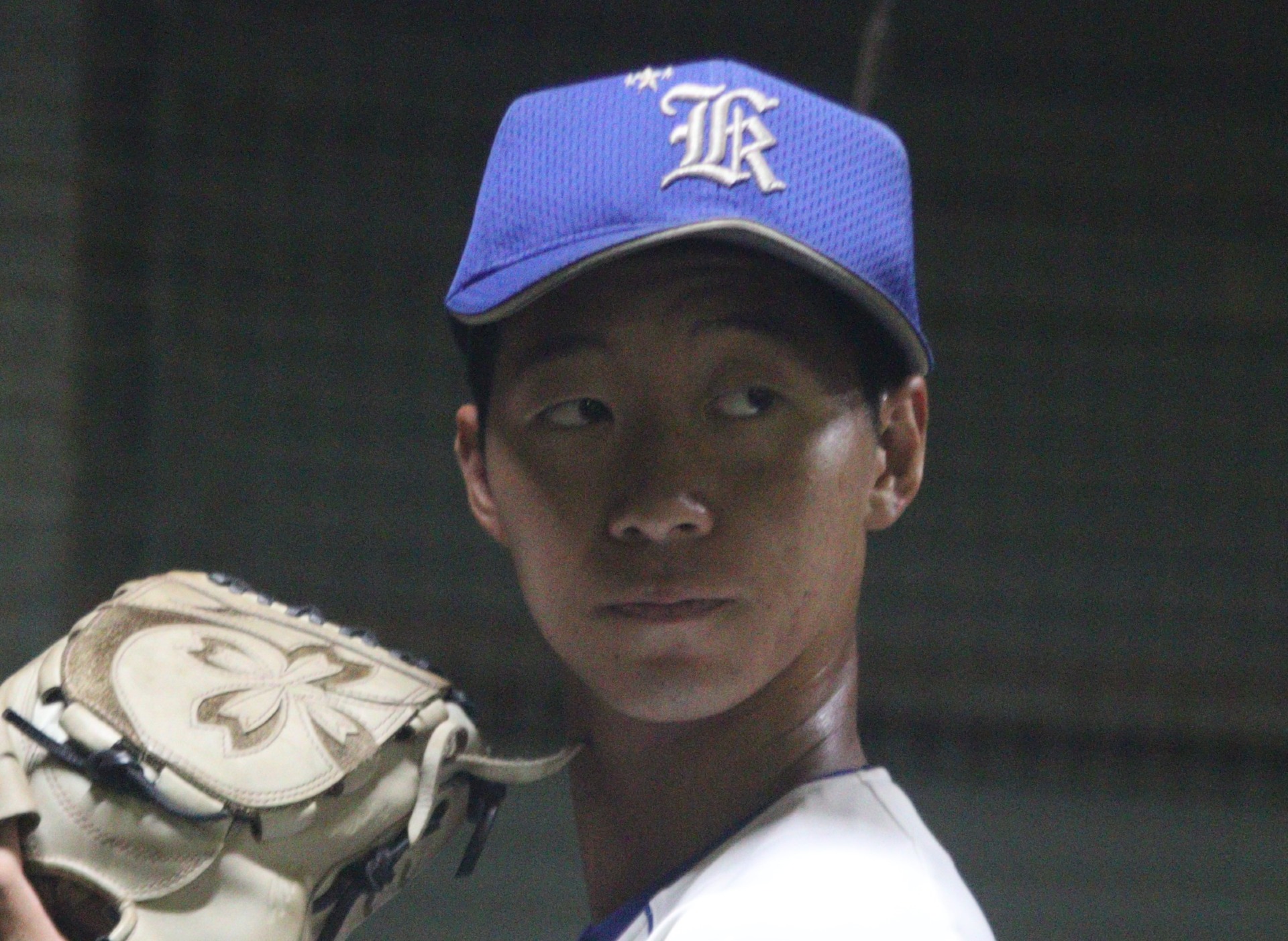 投球練習する中山