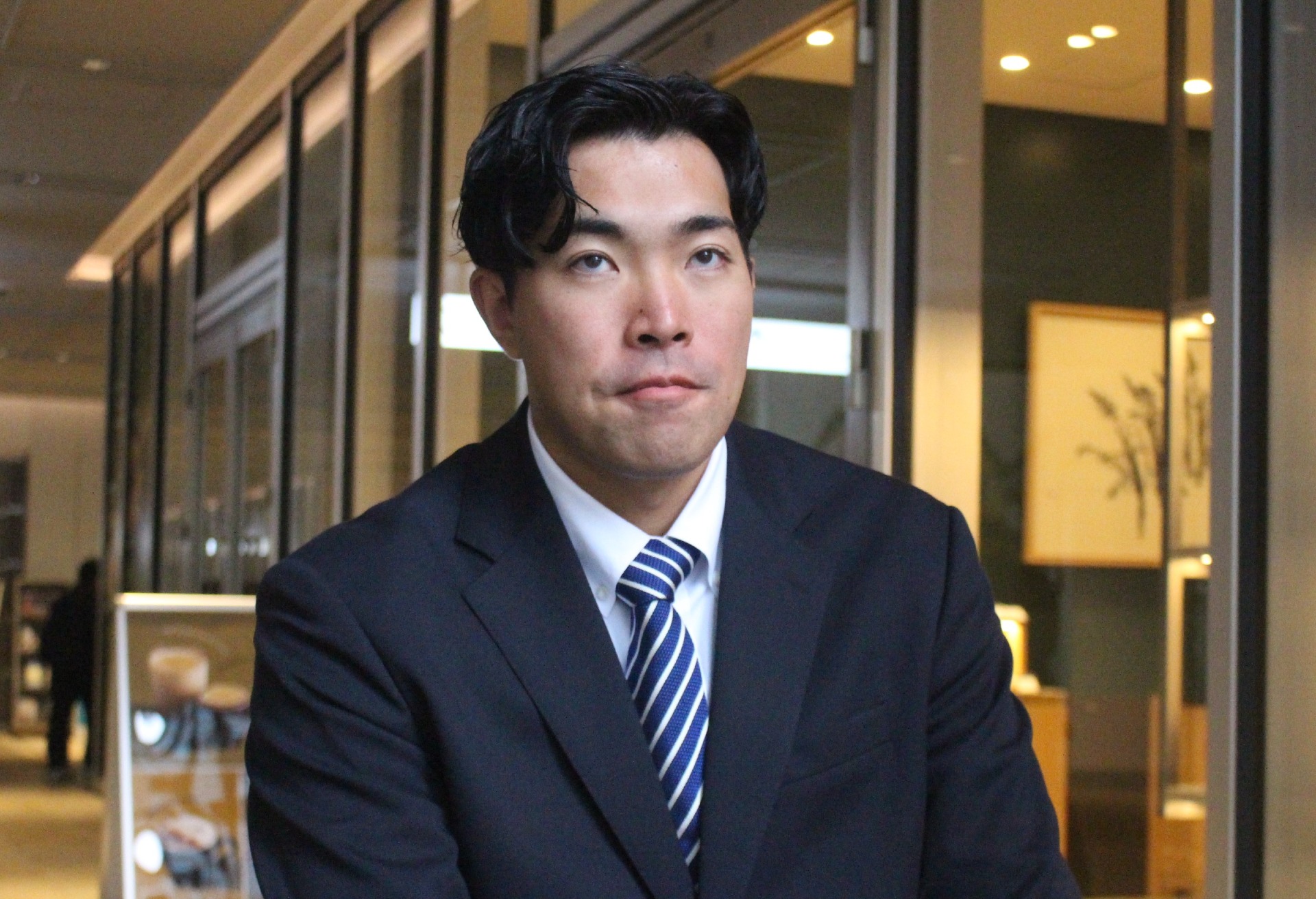 インタビューに答える篠崎