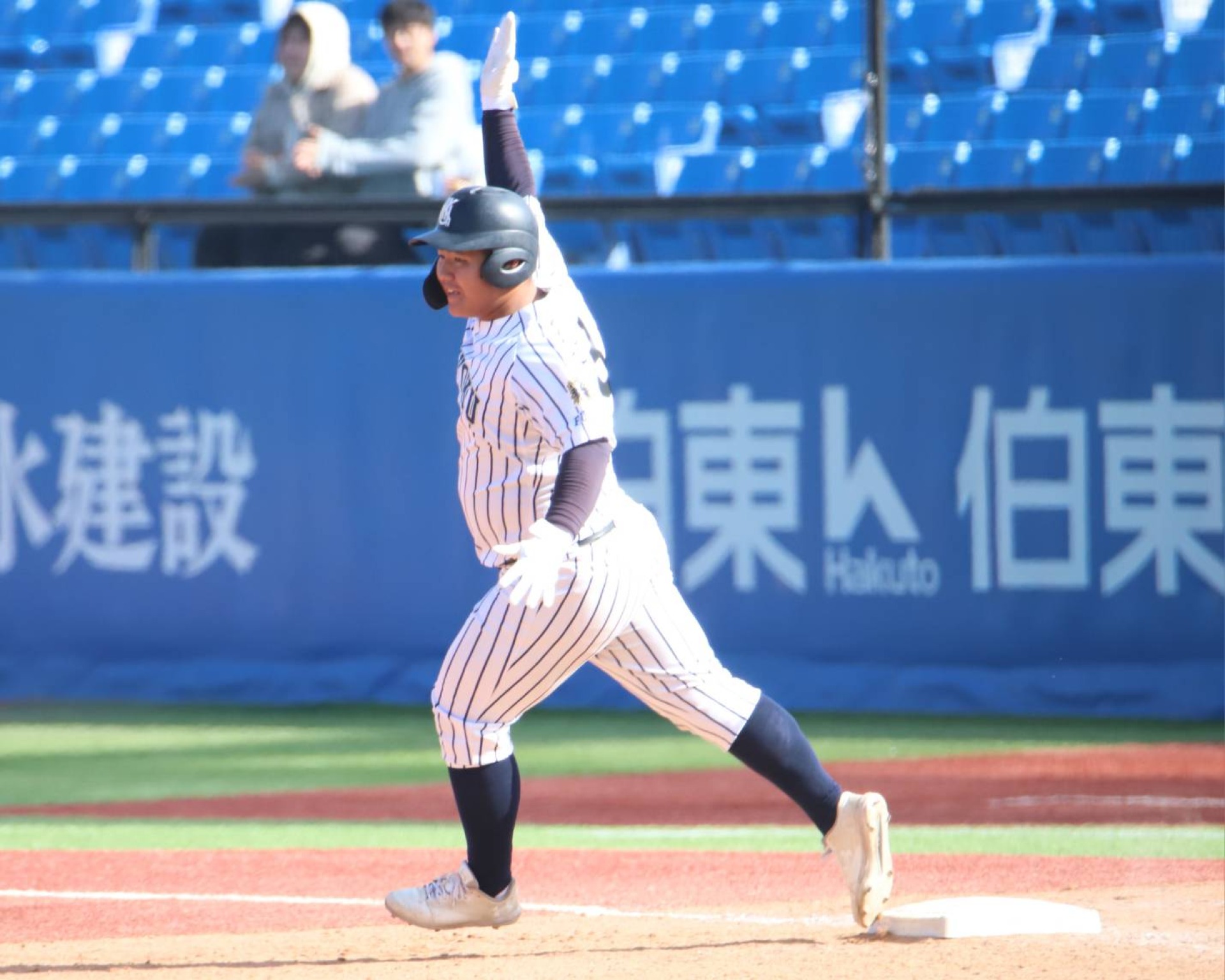 九州国際大付の巨漢スラッガーが特大弾！ニコニコ笑顔は高校野球ファン