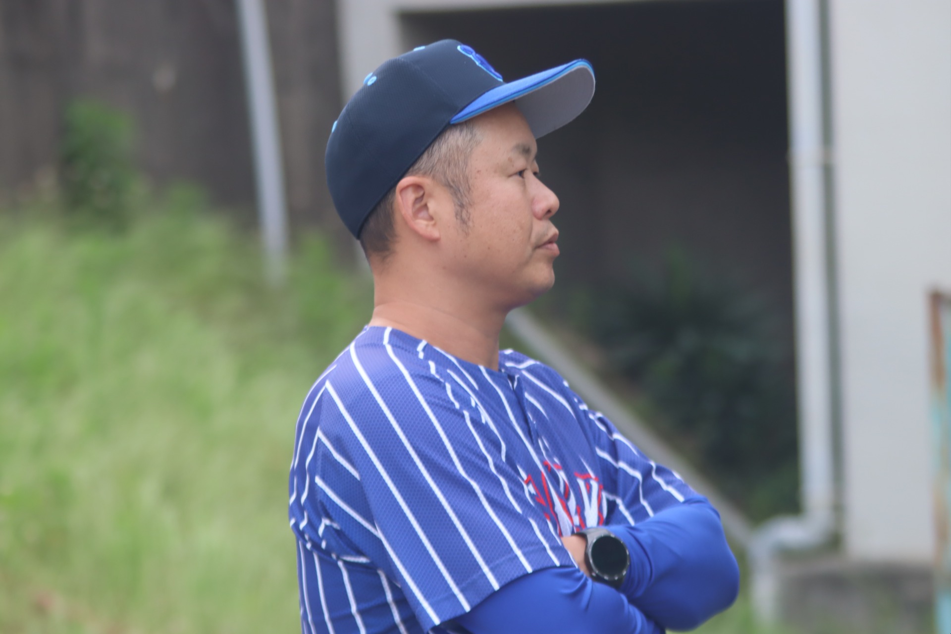 練習を見守る田中監督（杜若）