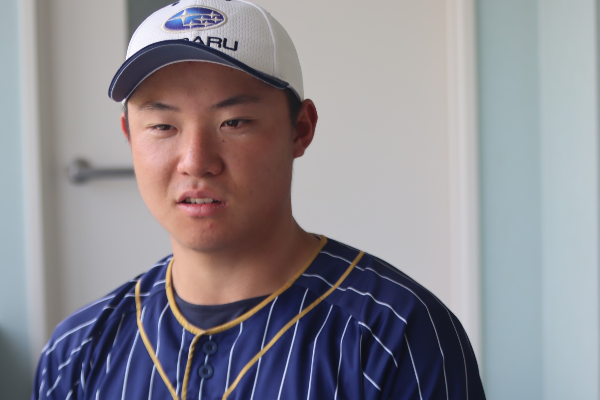 インタビューに答える海老根