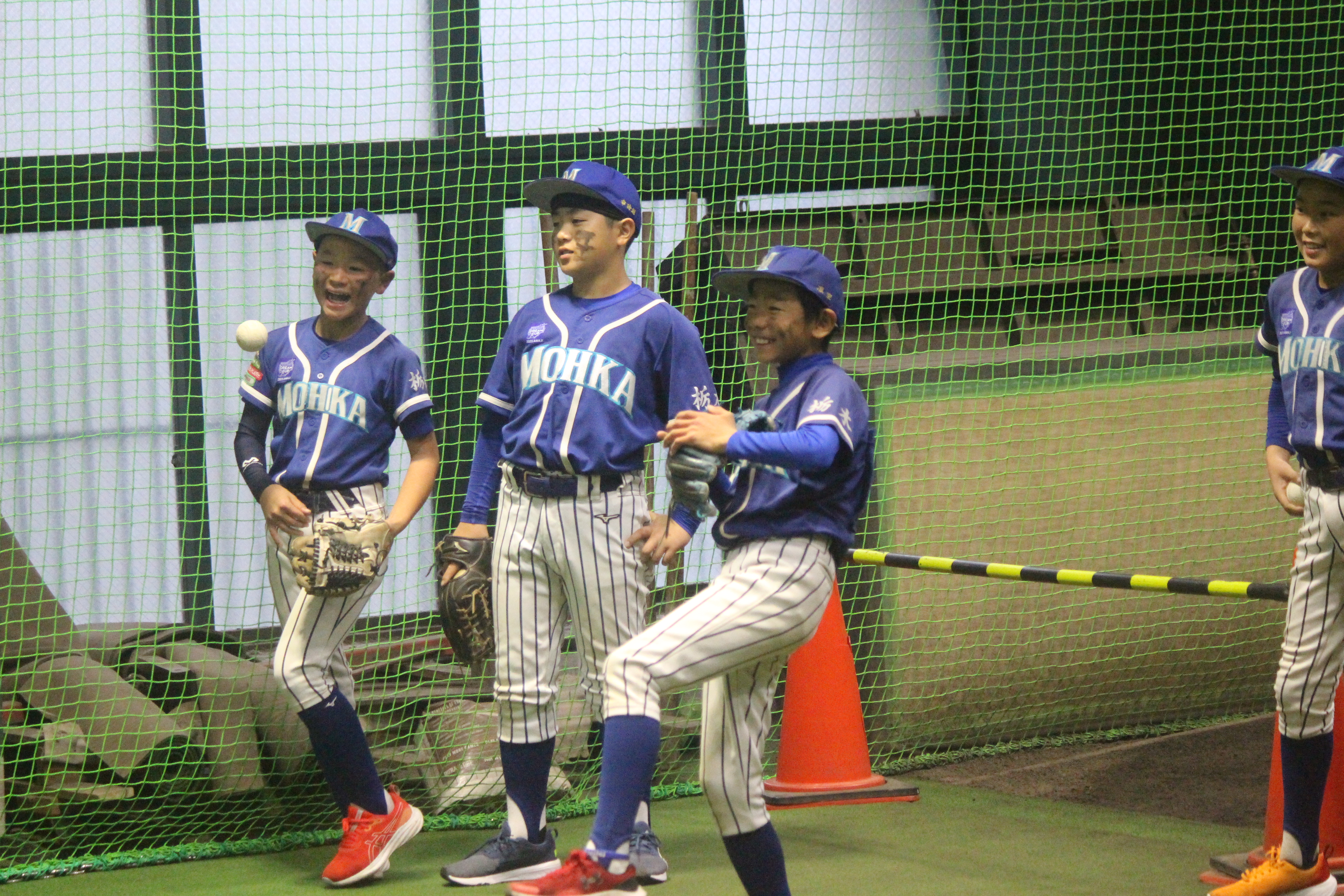 室内練習場でも笑顔で練習する姿があった