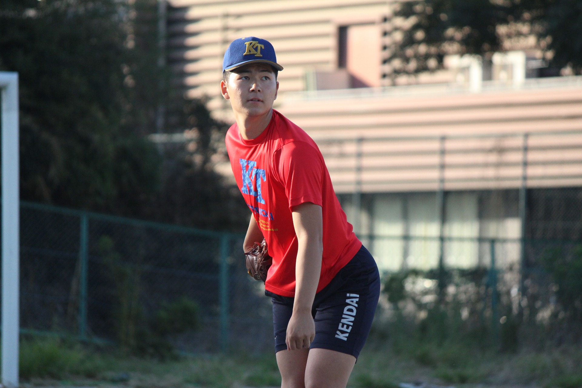 キャッチボールする佐藤龍月