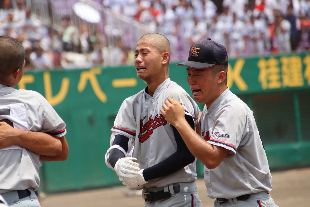 京都国際が連覇達成！昨夏の甲子園優勝左腕はサヨナラ勝ちに涙【京都