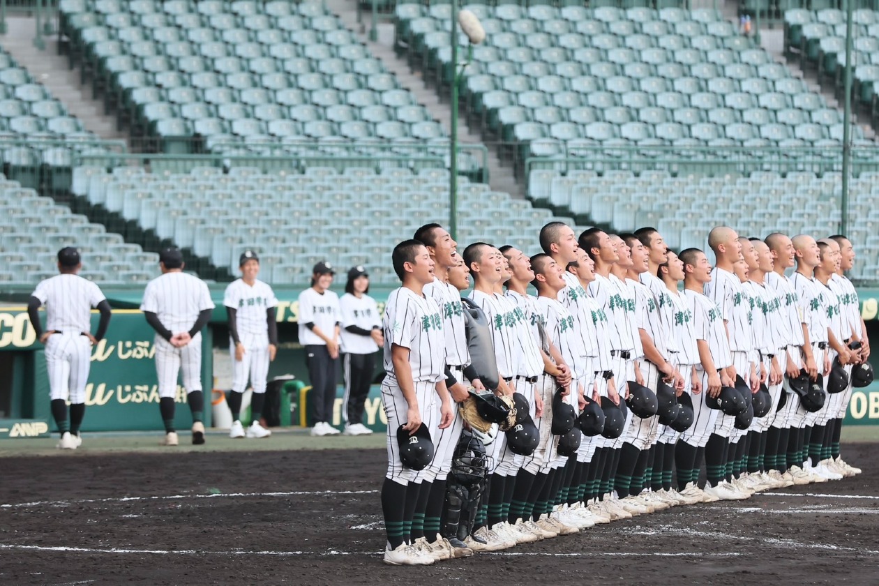 甲子園 不戦勝で3回戦進出の津田学園が甲子園練習実施！最後は選手が一列に