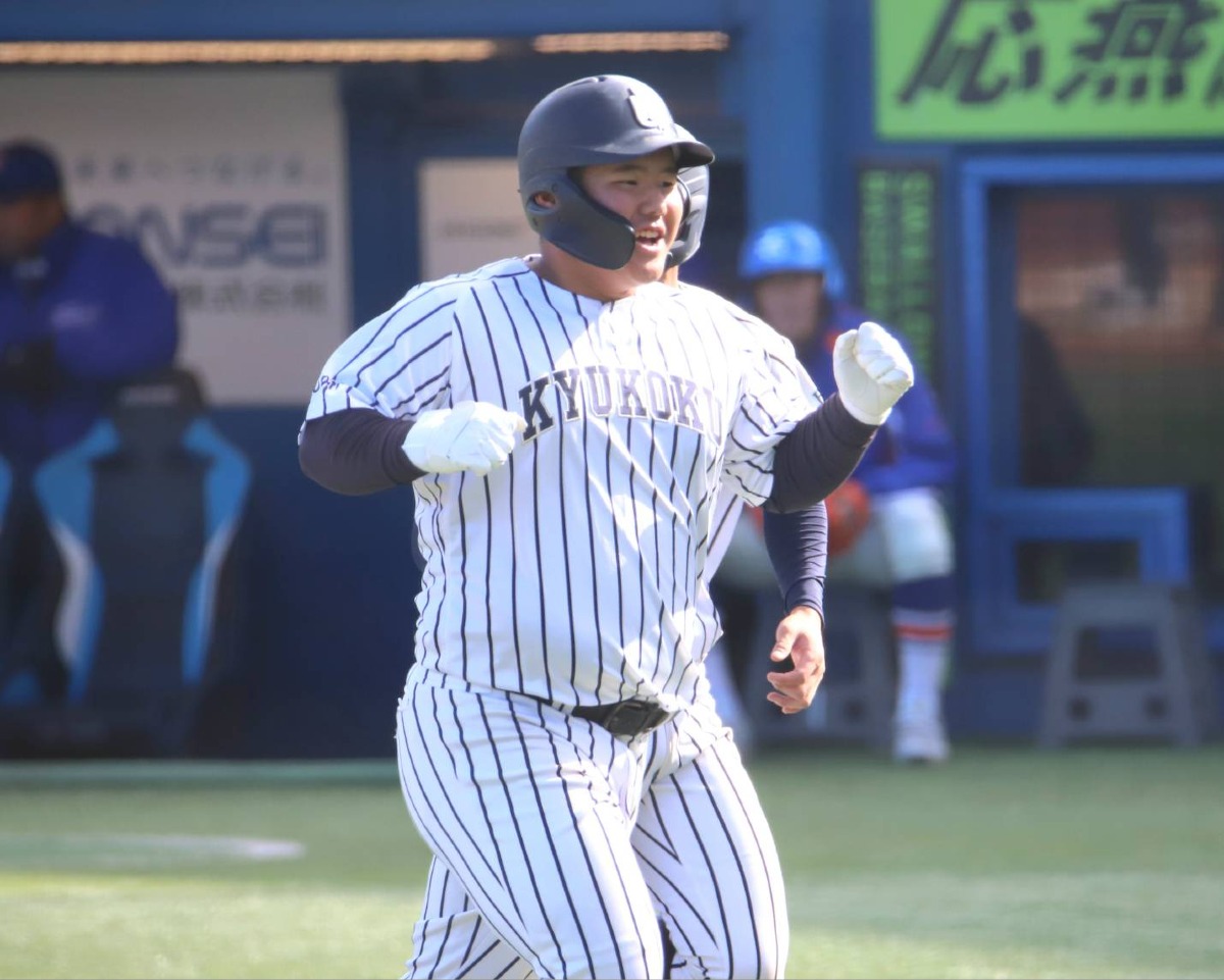九州国際大付の巨漢スラッガーが特大弾！ニコニコ笑顔は高校野球ファン