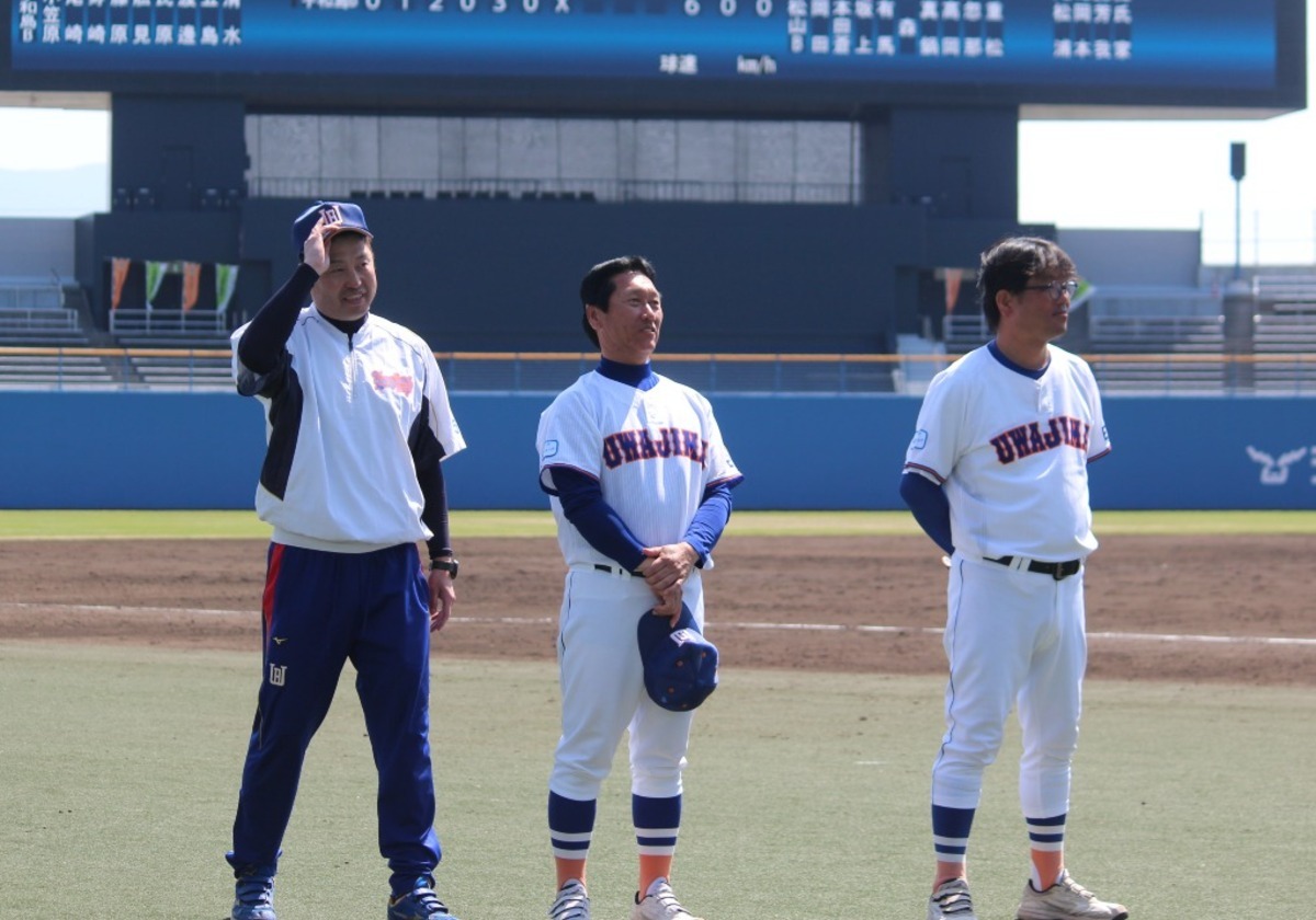 2大会ぶり2度目少年硬式野球四国選手権Vに導いた小川 洋監督（右）はじめ宇和島ボーイズのスタッフ