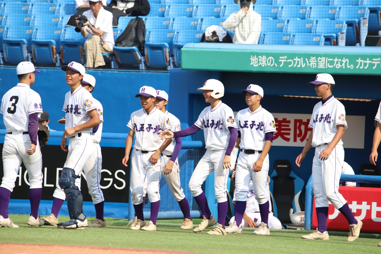 勝利した八王子北の選手達