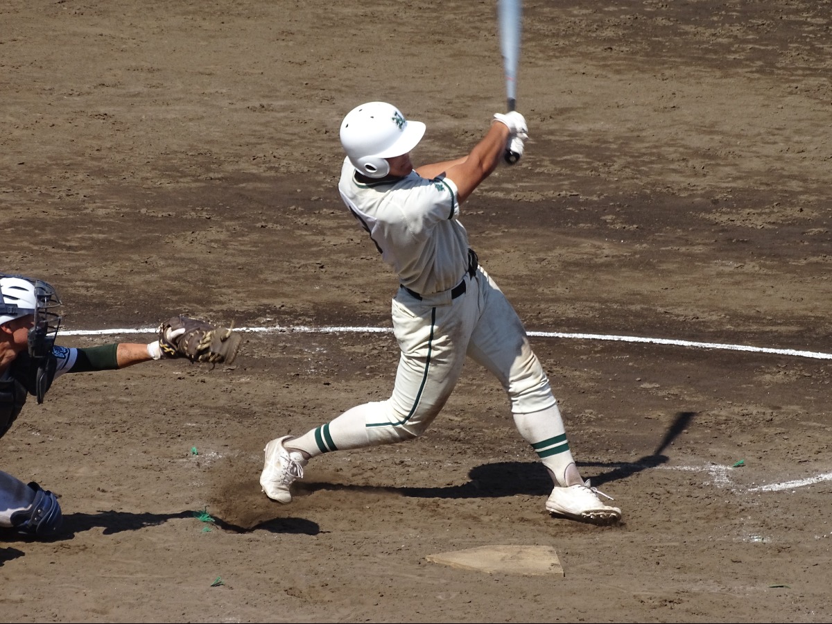 5回二松学舎大付・早坂健太　右犠飛を放つ