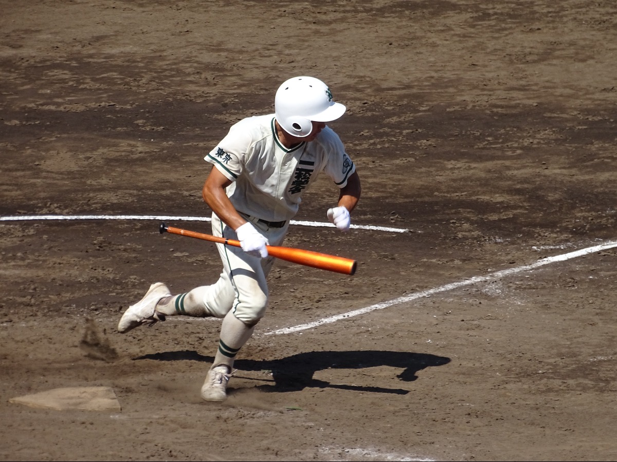 5回二松学舎大付・入山唯斗　バント安打を決める