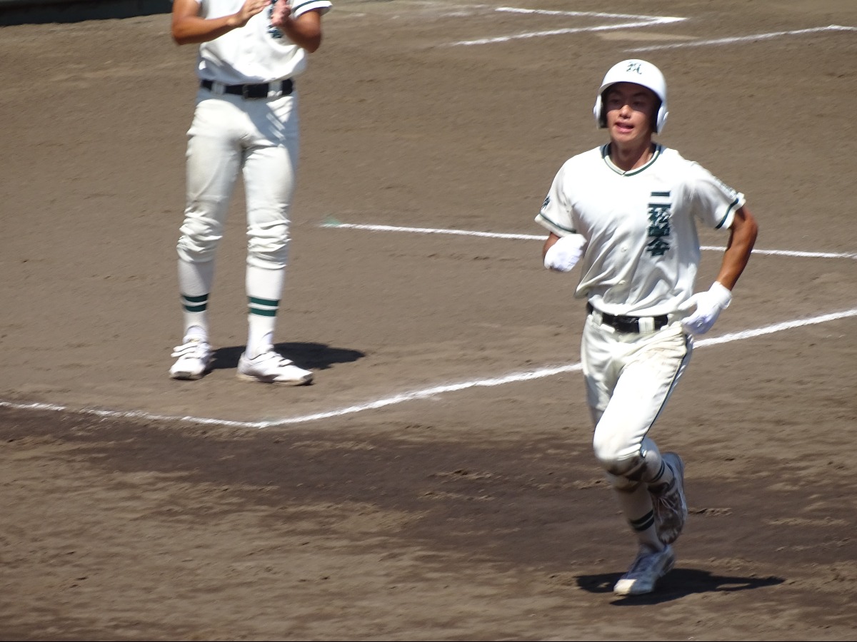 3回本塁打を放った二松学舎大付・入山唯斗