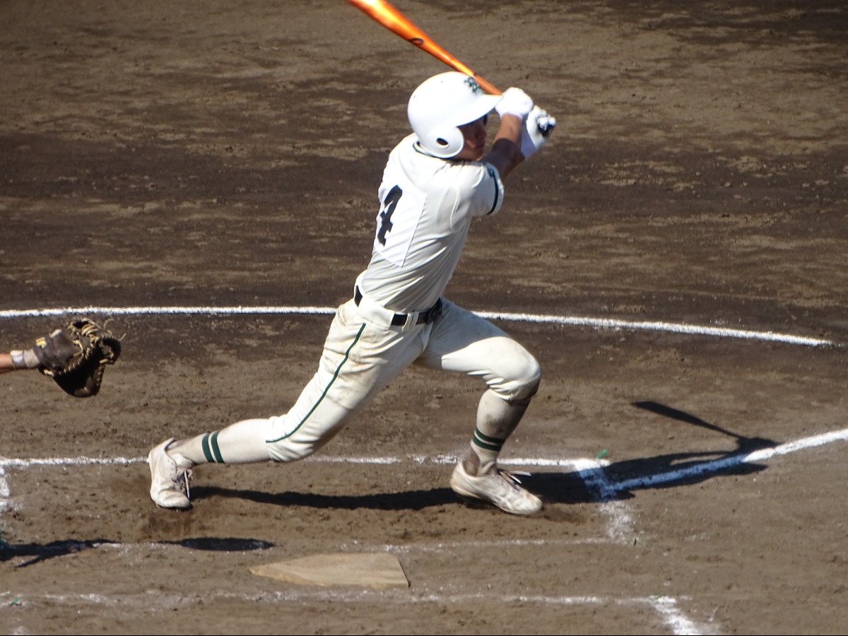 6回二松学舎大付・入山唯斗　適時打を放つ