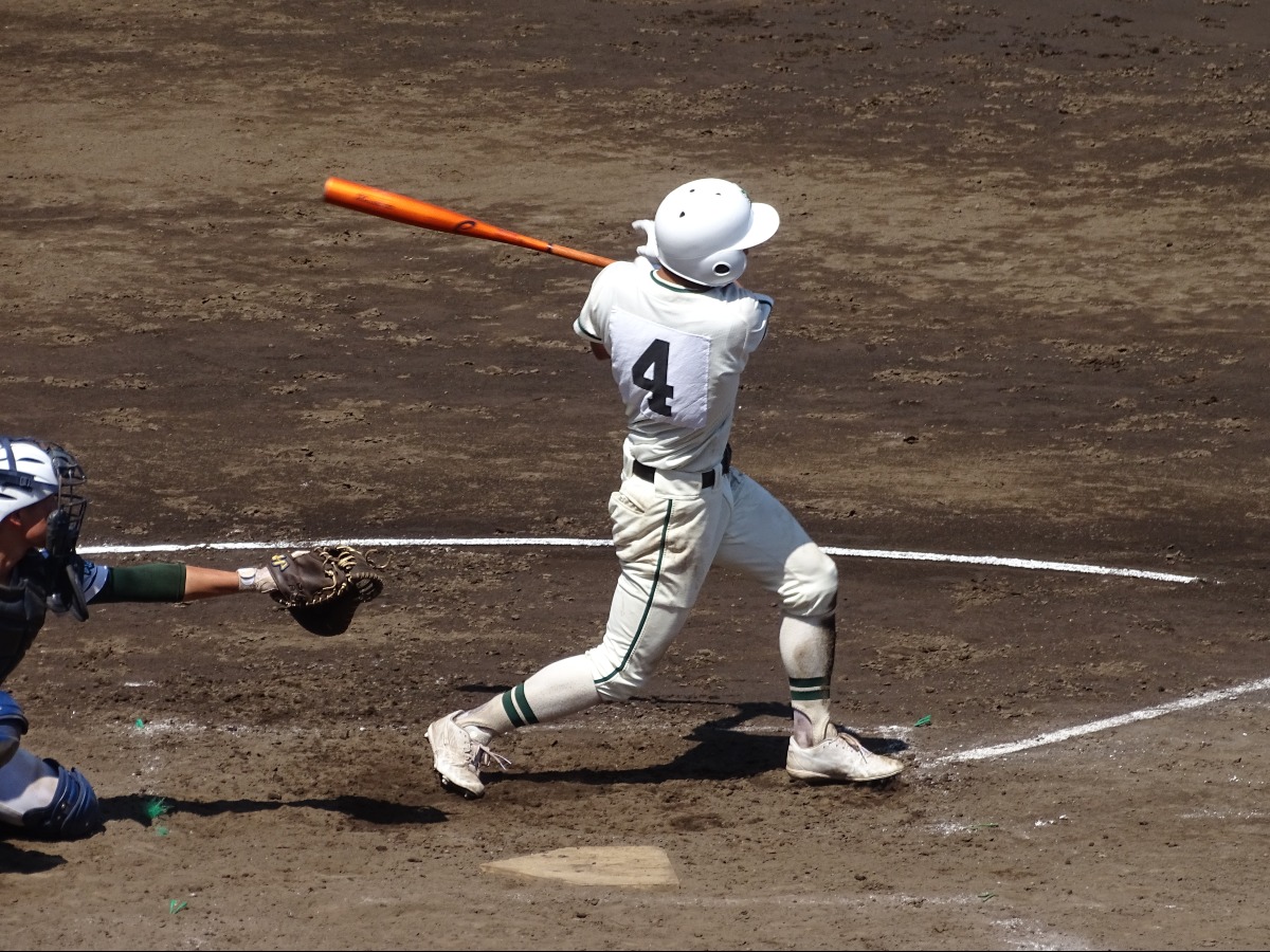 3回二松学舎大付・入山唯斗　本塁打を放つ