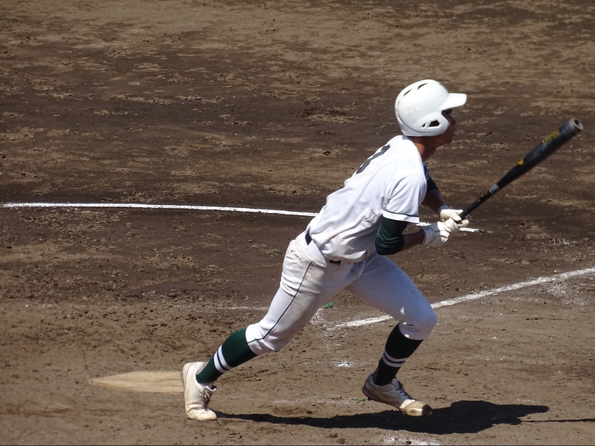 4回大東大一・辻井晴斗　中前安打を放つ