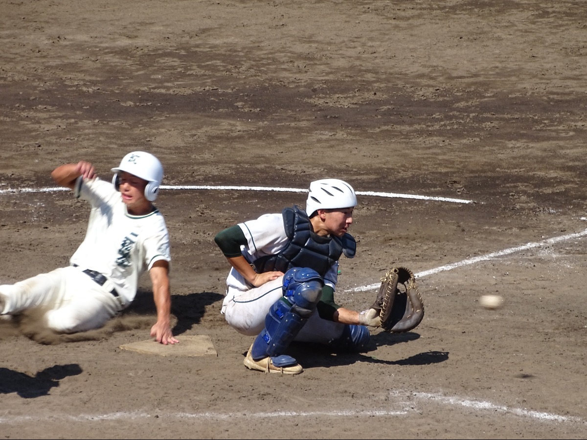 5回二松学舎大付・早坂の右犠飛で入山が生還