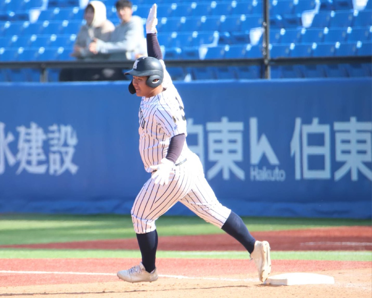 九州国際大付の巨漢スラッガーが特大弾！ニコニコ笑顔は高校野球ファン